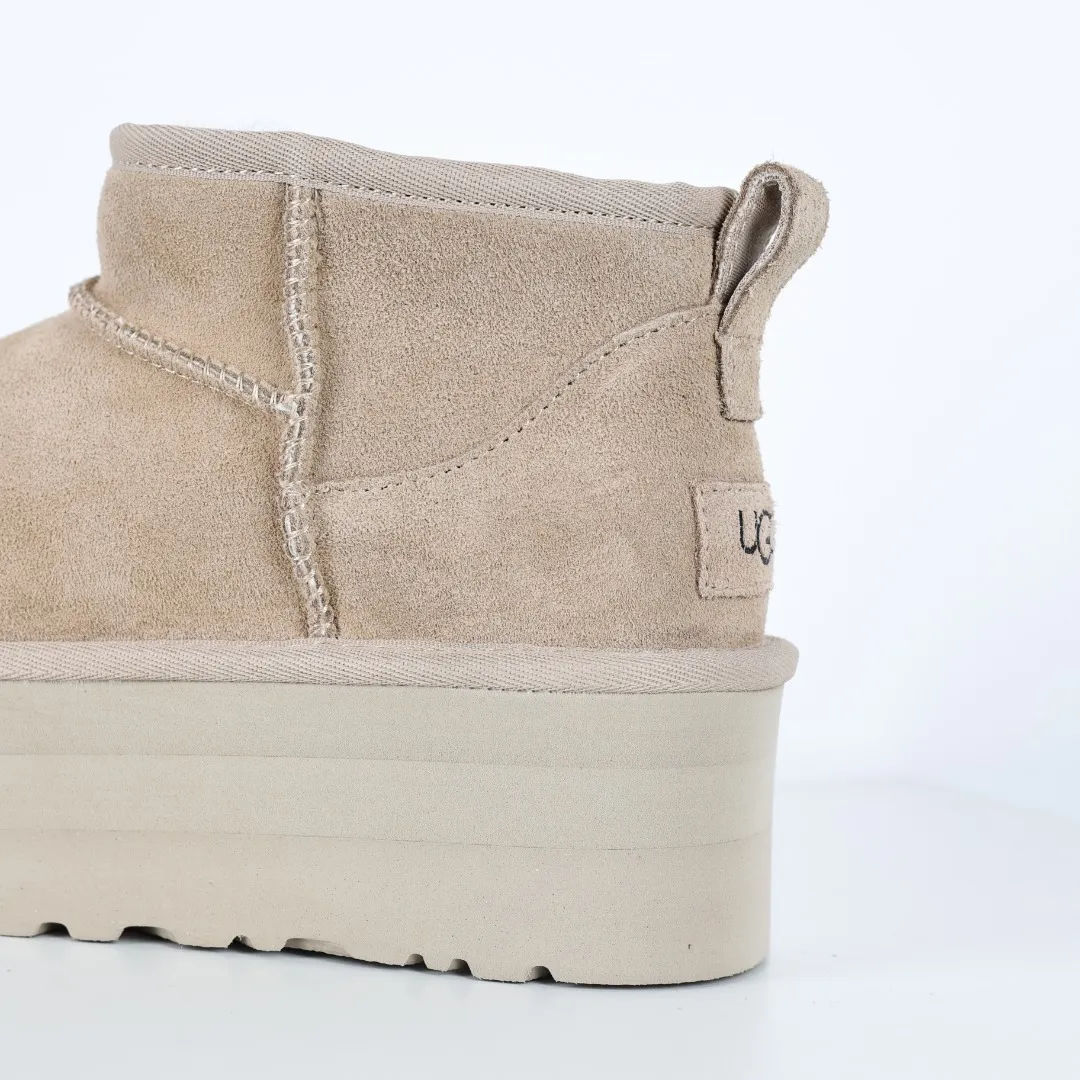 Pick up locally 💰560 Core recommended good price In the new year, uug launched a series of styles, which are partially geared towards the preferences of young consumers and have also moved to the forefront of fashion trends. Shoe body material: water-repellent coated suede upper, 17mm UGGPURE™ implantable wool insole, lightweight non-slip and comfortable rubber outsole, with brand LOGO and trademark, with full packaging Size: 35 36 37 38 39 40